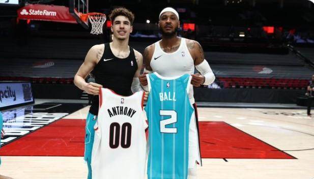 星空体育app-两代“Melo”交换球衣 对垒青年才俊成甜瓜最大享受